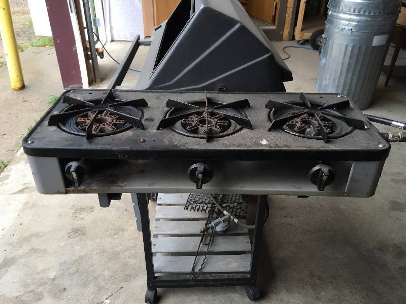 lot 37 image: GAS GRILL WITH PORTABLE GAS BURNERS