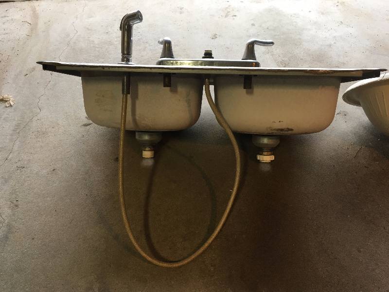 lot 43 image: DOUBLE METAL SINK