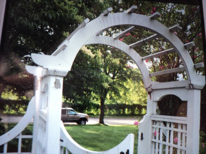 white arbor, needs assembling...
