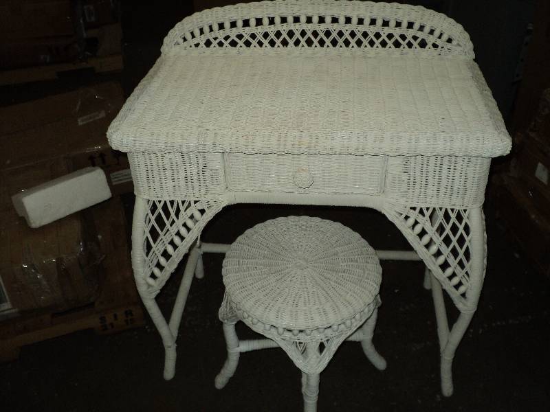 wicker desk and matching stool, 31x...