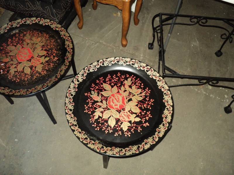 2 matching end tables and 1 end tab...