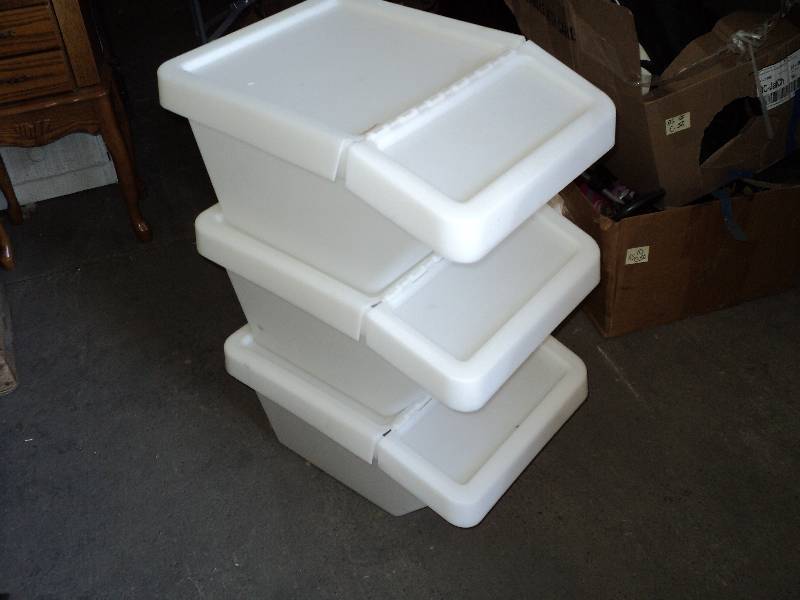 set of 3 plastic storage containers...