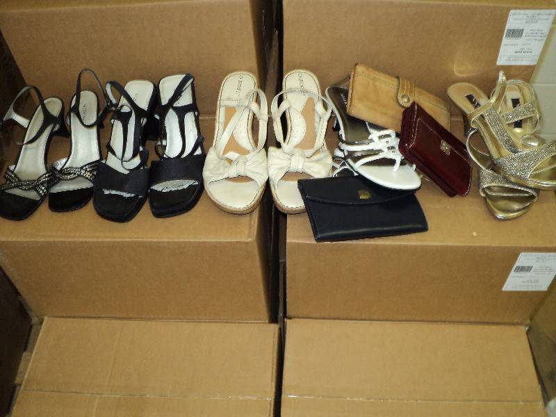 3 billfolds and shoes sizes 7, 8.5,...