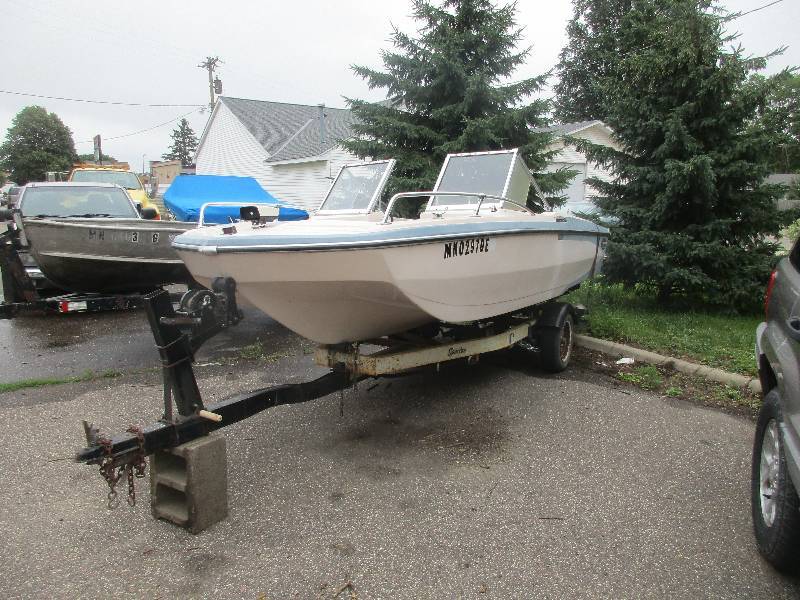 lot 1 image: Glastron Boat