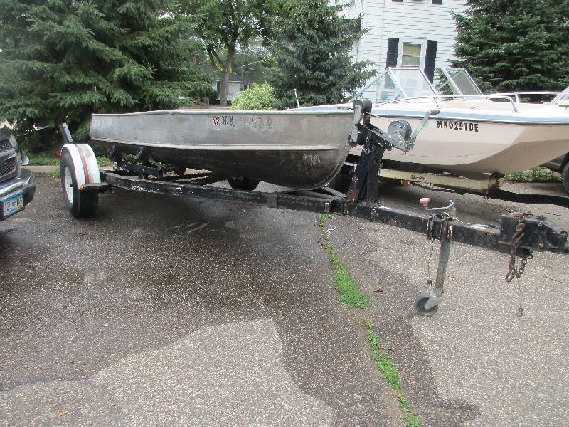 lot 2 image: EZ Loader Trailer