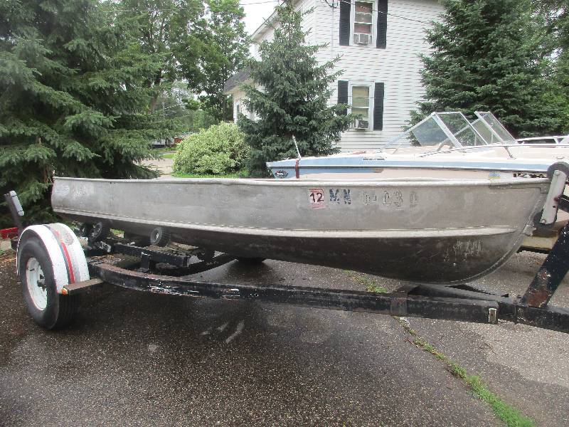lot 3 image: Alumacraft Boat