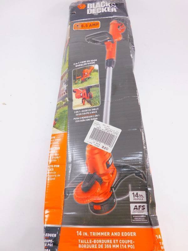 lot 33 image: Black & Decker GH900 6.5 Amp 14 in. Straight Shaft String Trimmer