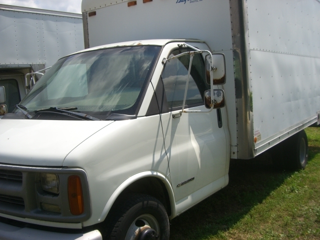 lot 781 image: 2001 Chevy 15ft Cube Van