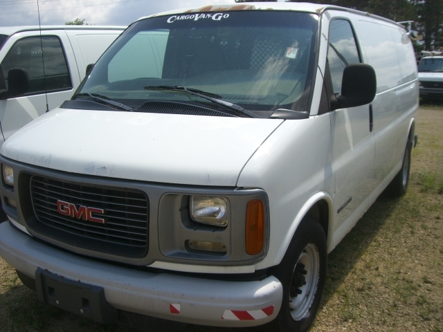 lot 802 image: 2000 GMC 2500 Cargo Van