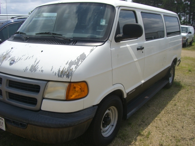 lot 096 image: 2000 Dodge 1500 Handicap Van
