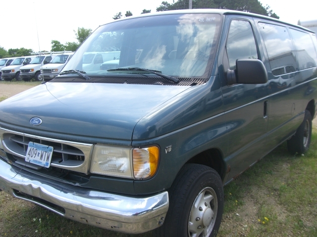 lot 000 image: 1997 Ford E-350 15 Passenger Van