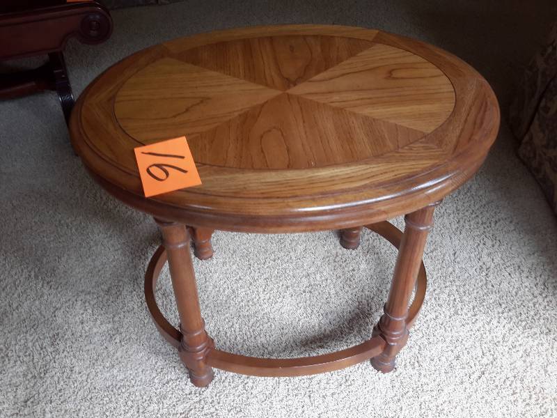 Nice oval sideend table.. Looks like oak wood