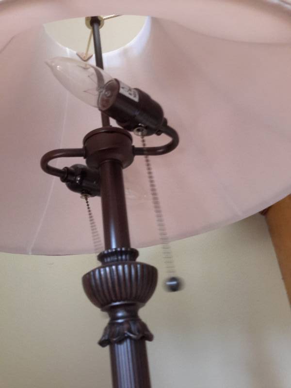 Very nice pole lamp..2 Bulbs