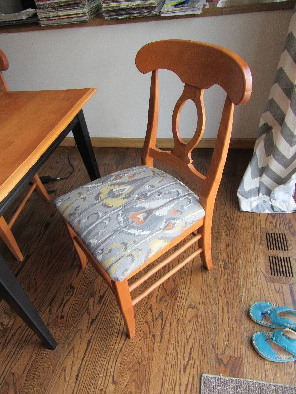 Very nice Maple dining table and 5 chairs