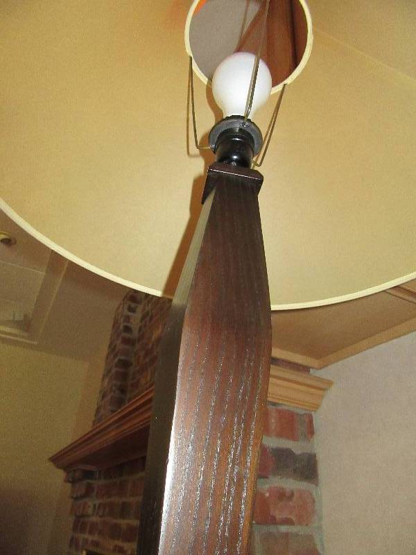 Dark redwood stained base and nice shade lamp