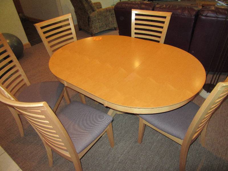 Beautiful Maple Dining Table with 5 Chairs.. Excellent Shape
