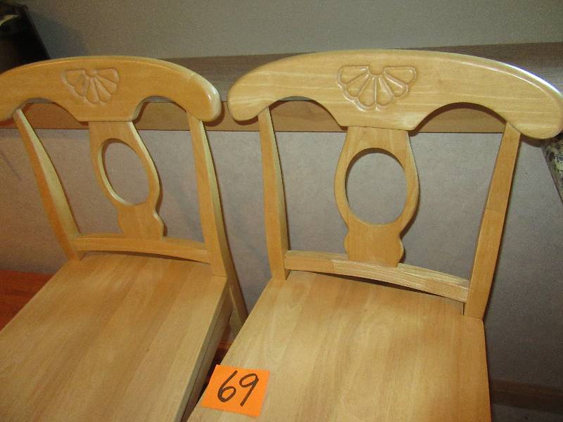 2, nice maple wood bar stools.. 30 in seat height