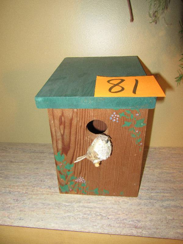 Decorative Wreath, Nice tall Glass vase with floral arrangement, small decorative bird house