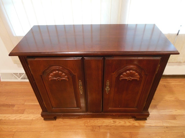lot 28 image: Small Buffet  Sideboard (Matches China Hutch, Dining Table, and Bedroom Dresser)