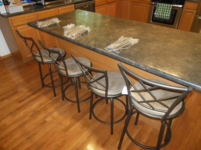lot 10 image: Corrected SIX Ethan Home Adjustable Bar Stools (2 used chairs are not in photo - like kind and quality as others)