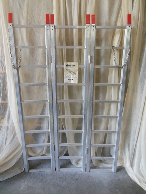 lot 17 image: Ultra-Tow Aluminum Tri-Fold Ramp