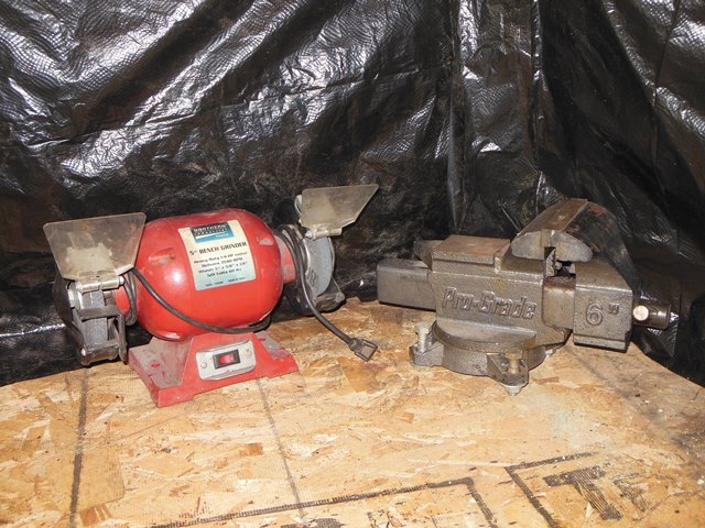 lot 27 image: Pro-Grade 6 Vice and Northern Industrial Tools 5 Bench Grinder