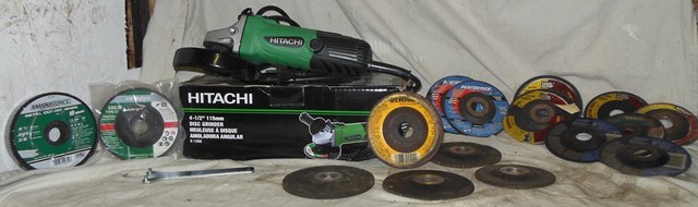 lot 67 image: Hitachi 4 12 Disc Grinder with both New and Used Wheels