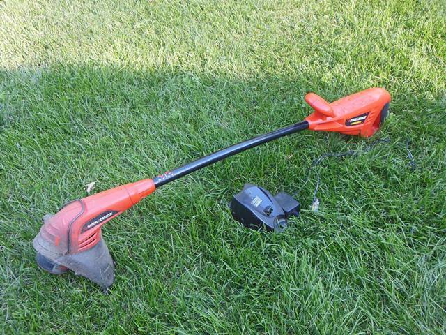 lot 71 image: Black & Decker 10 Cordless String Trimmer