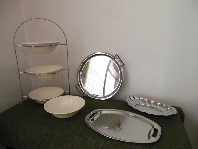 lot 78 image: Plate  Bowl Display with 4 Bowls and 3 Serving Trays