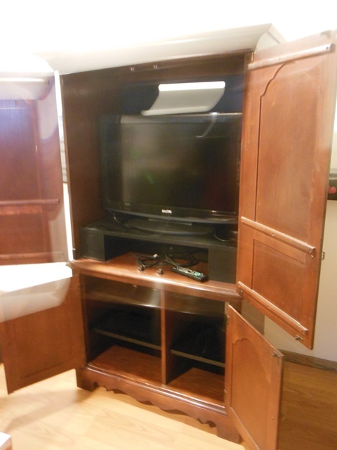 lot 34 image: SEE NEW NOTE TV Cabinet (Cabinet ONLY - TV is lot number 82)