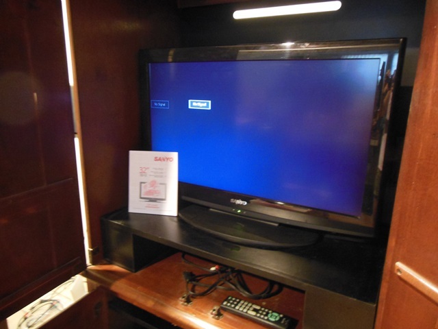 lot 82 image: NEW NOTE (Includes Remote) Sanyo 32 HDTV LCD