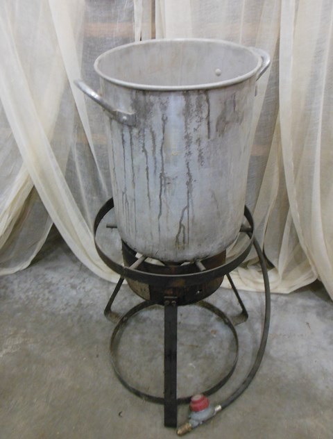 lot 85 image: Cookmaster Deluxe Turkey Fryer Stand and Large Commercial Pot