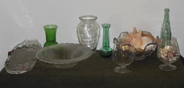 lot 110 image: Assorted Decorative Glassware and Shells