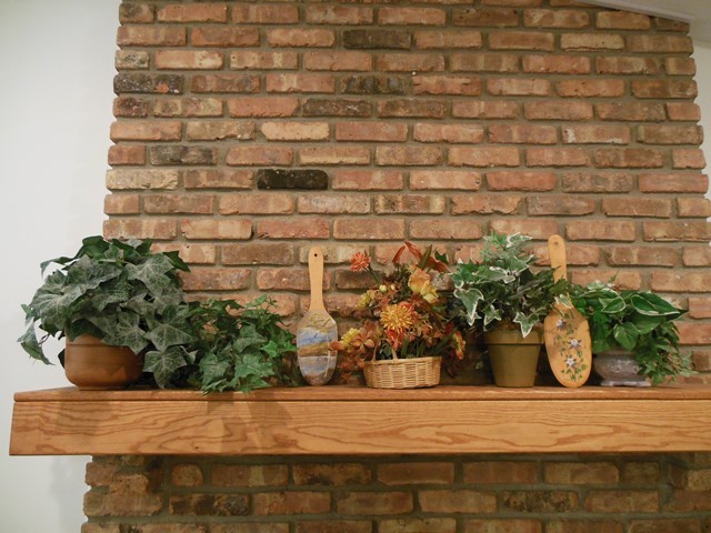 lot 114 image: Faux Flowers and Ivy and 2 Hand-Painted Decorative Paddles