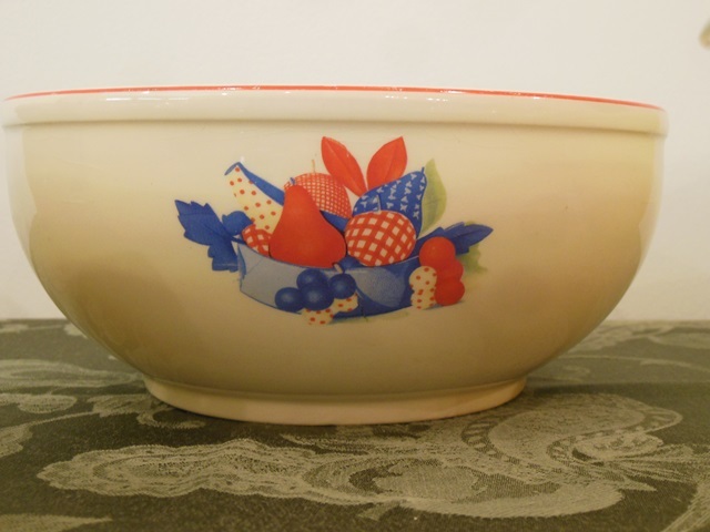 lot 118 image: Vintage Serving ware and Tupperware