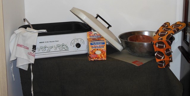lot 122 image: Nesco 18 Qt. Roaster Oven, Onion Gourmet (appears unused),  Large MixingSalad Bowl, 10 Bowls, and Assorted Kitchen Items