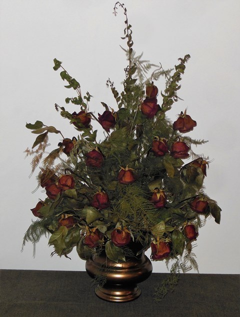 lot 152 image: Dried Floral Arrangement