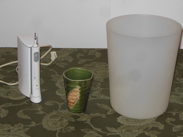 lot 160 image: Braun 3D Electric Toothbrush, Trash Can and Ceramic Mug