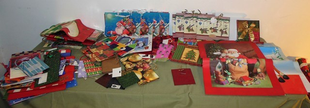 lot 166 image: HUGE Assortment of Christmas and Holiday Bags