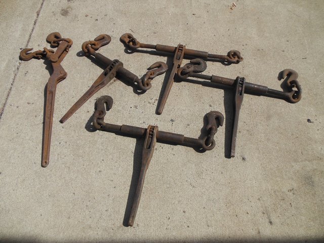 lot 137 image: Three Heavy Duty Ratchet Chain Binders 1 Medium Duty Ratchet Chain Binder and One Standard Chain Binder