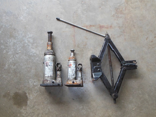 lot 187 image: Rocker Panel Car Jack and 2 Bottle Jacks (no handles)