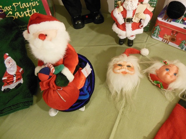 lot 192 image: Santa-themed Christmas Dcor