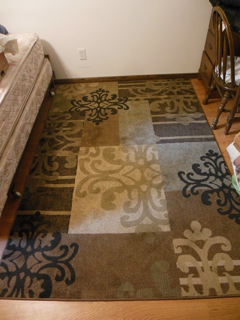 lot 324 image: Area Rug - Beautiful Colors