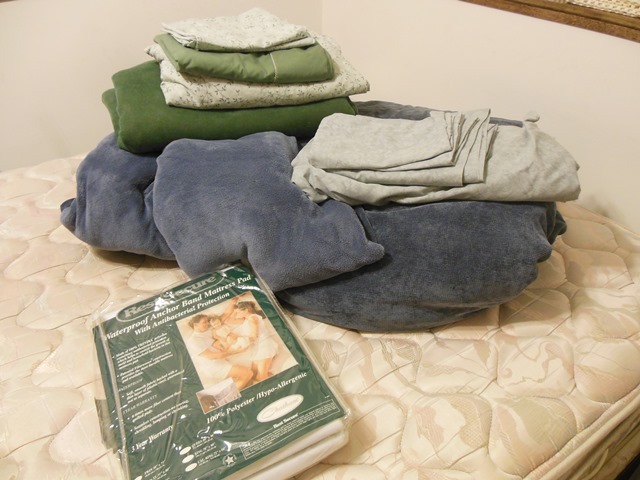 lot 296 image: Double  Full  Matrimonial Blankets, Sheets and Mattress Protector