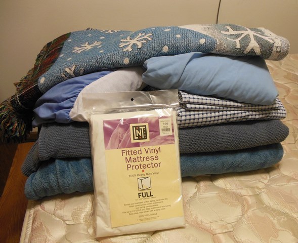 lot 298 image: Double  Full  Matrimonial Blankets, Sheets, Dust Ruffle, Winter Throw Blanket and Mattress Protector