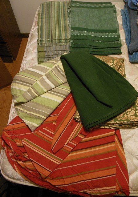 lot 306 image: Circular Table Cloths and Multiple Placemats