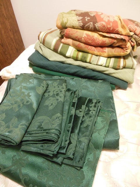 lot 308 image: Oblong and Rectangular Table Cloths and Napkins (12) - Plenty for the grown-ups and the kids tables