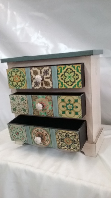 lot 11 image: 3 Drawer Decor Cabinet