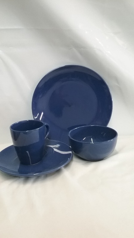 lot 20 image: 16 Piece Dining Set