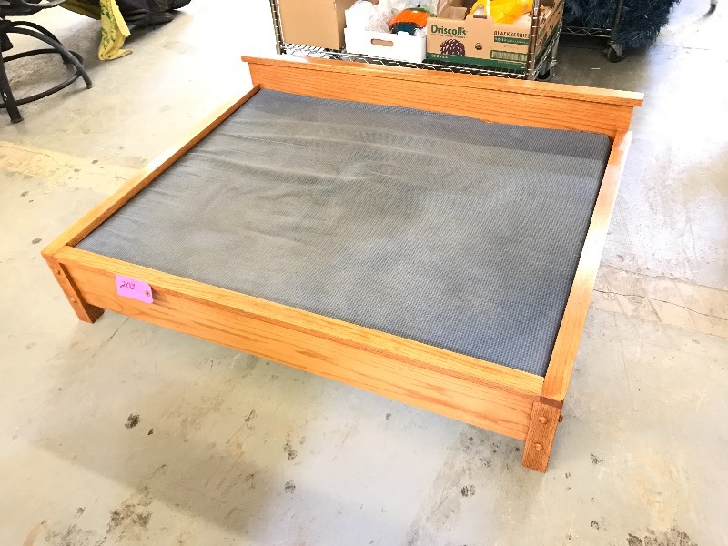 lot 203 image: DOG BED AND TRAINING TUNNELS